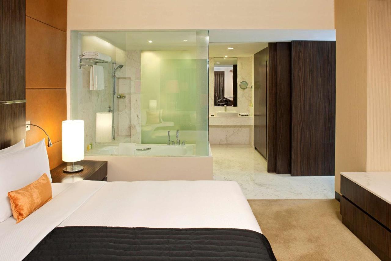 Radisson Blu Hotel Amritsar Bagian luar foto A room at the hotel
