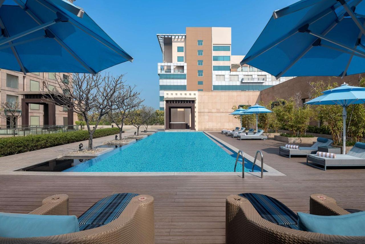 Radisson Blu Hotel Amritsar Bagian luar foto The pool at the hotel