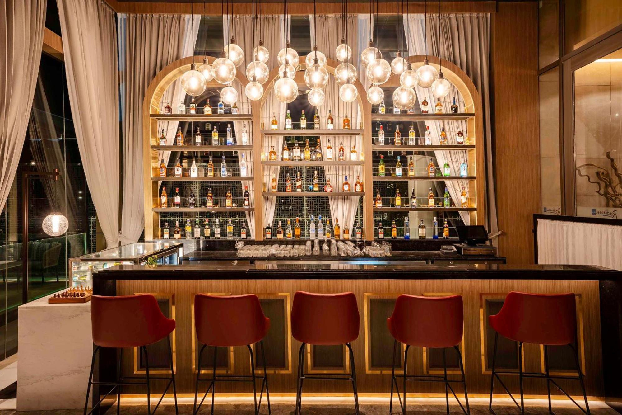 Radisson Blu Hotel Amritsar Bagian luar foto The bar at the 101 Skybar