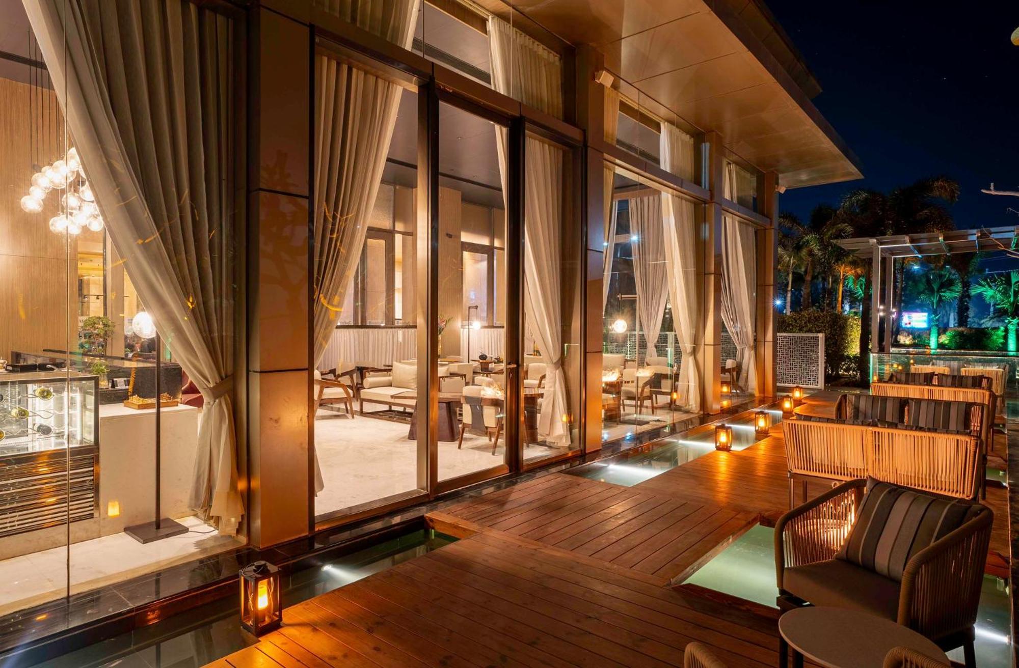 Radisson Blu Hotel Amritsar Bagian luar foto The Deck