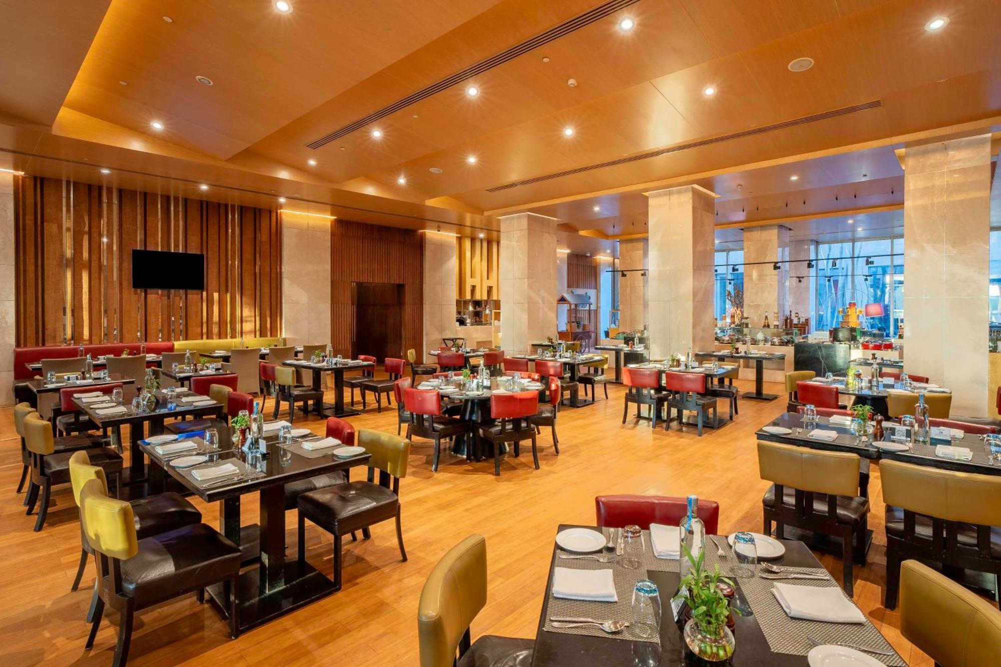 Radisson Blu Hotel Amritsar Bagian luar foto The restaurant