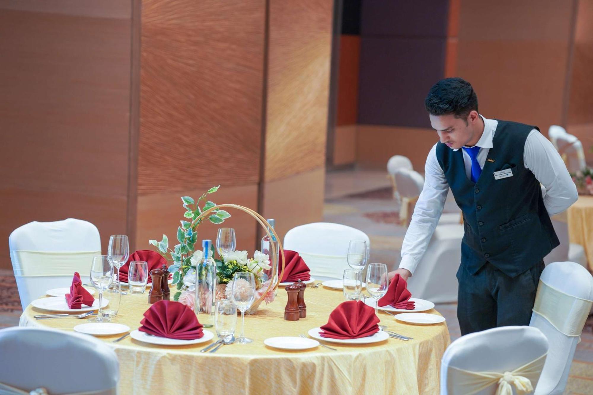 Radisson Blu Hotel Amritsar Bagian luar foto A restaurant server