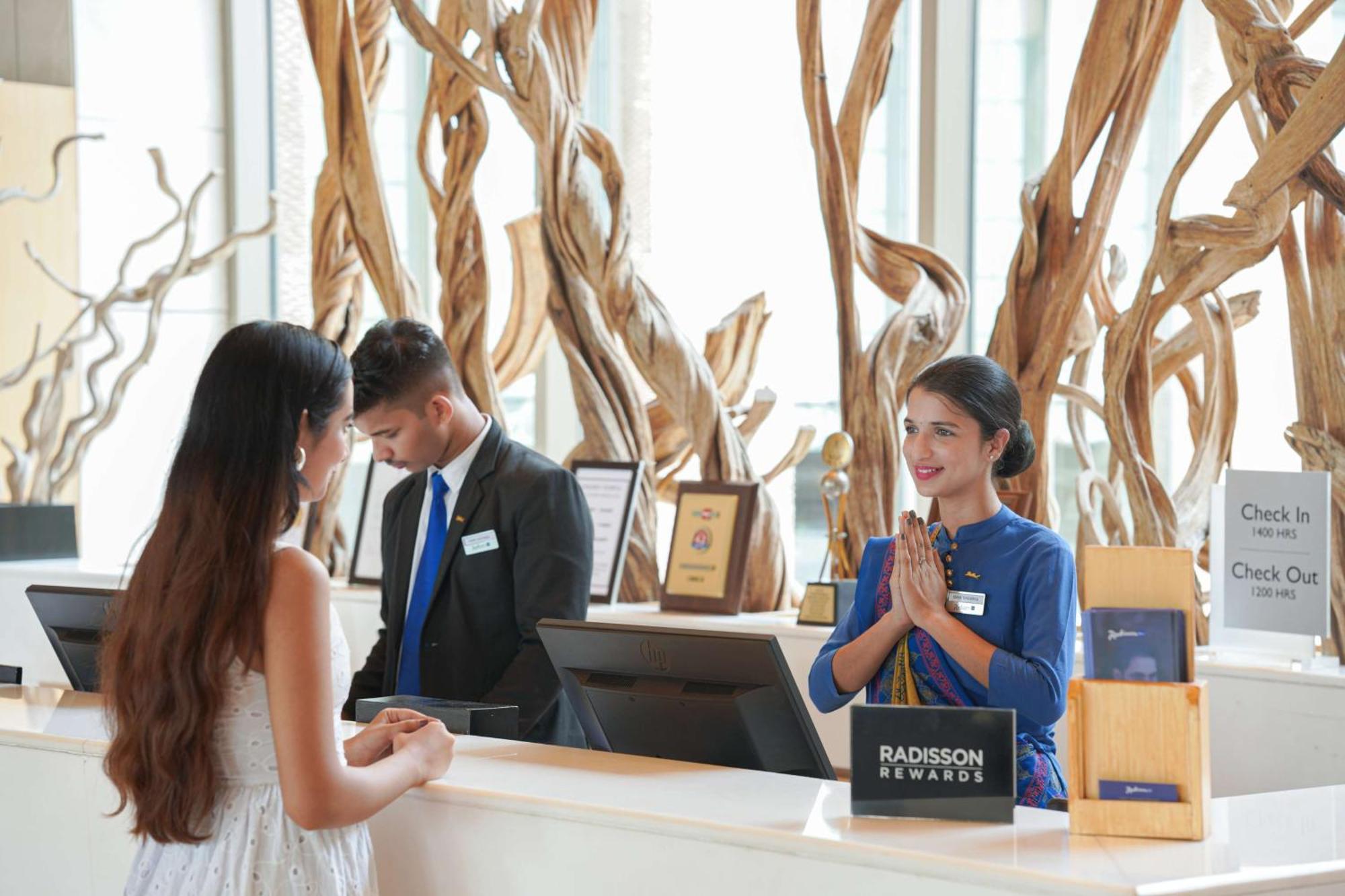 Radisson Blu Hotel Amritsar Bagian luar foto A hotel receptionist at work
