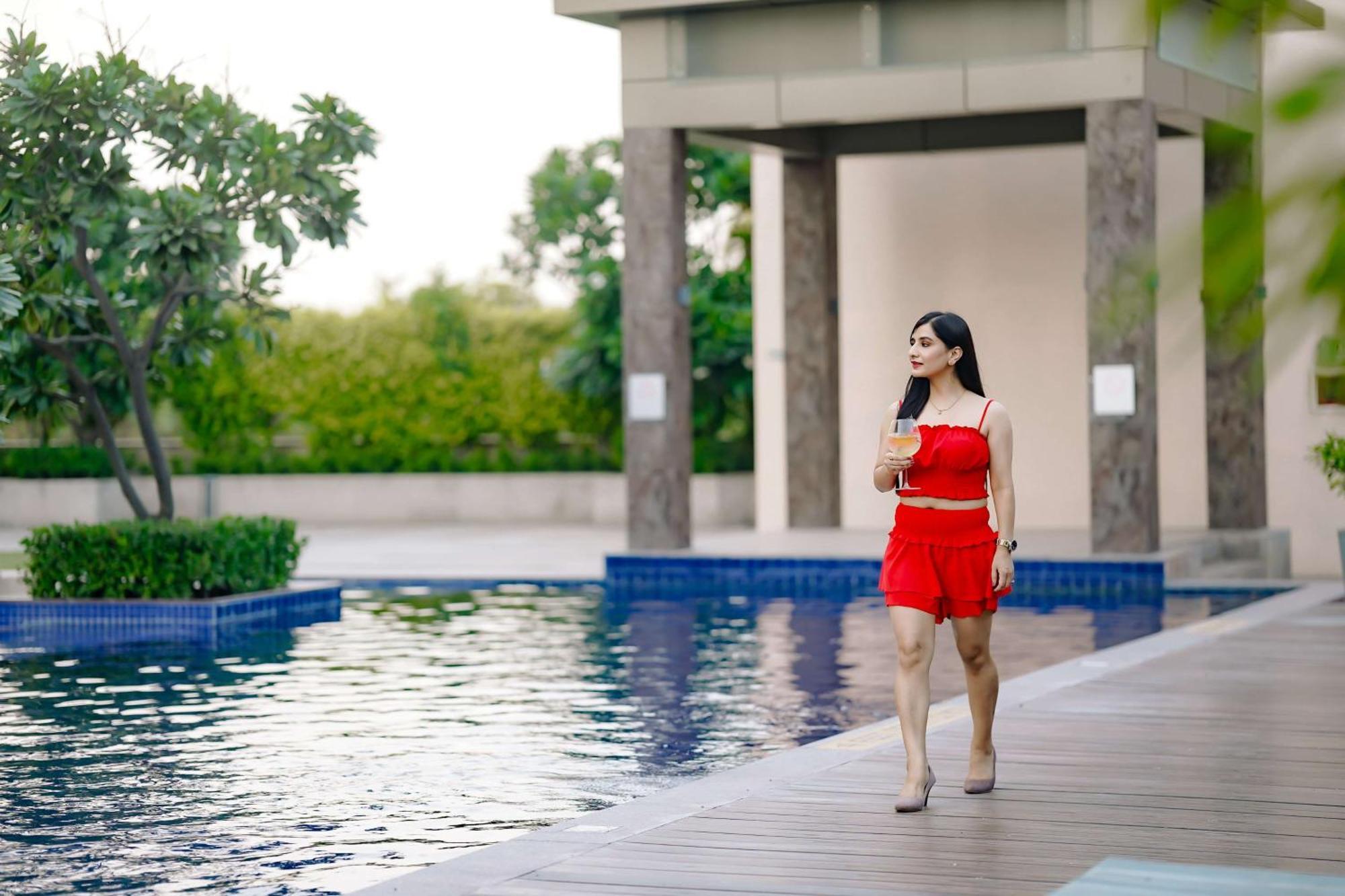 Radisson Blu Hotel Amritsar Bagian luar foto A woman walking by a pool