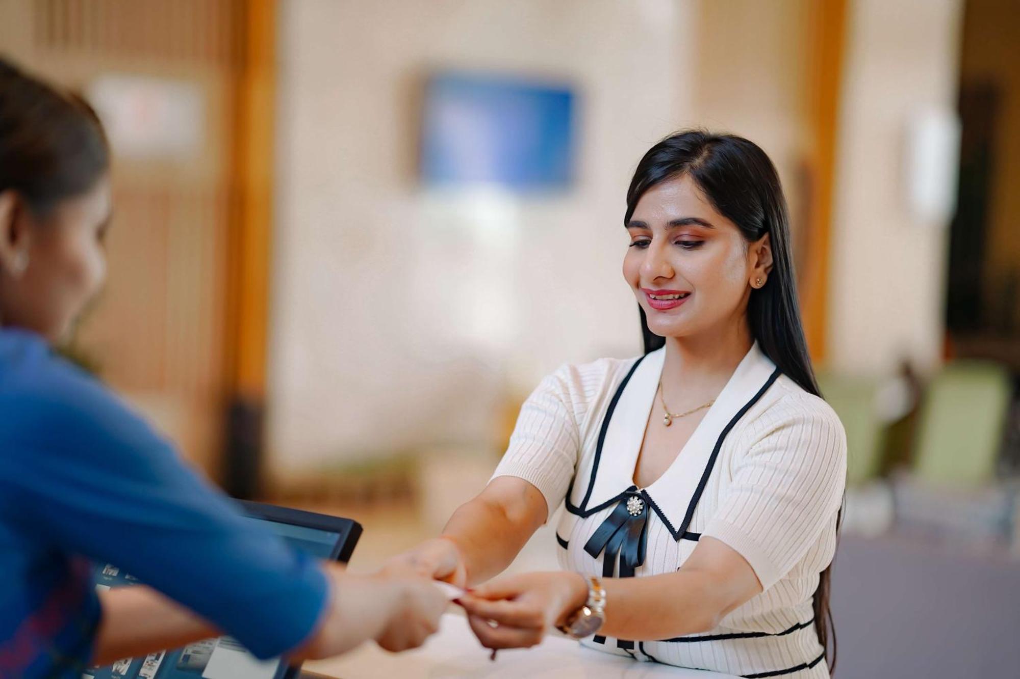 Radisson Blu Hotel Amritsar Bagian luar foto A hotel receptionist