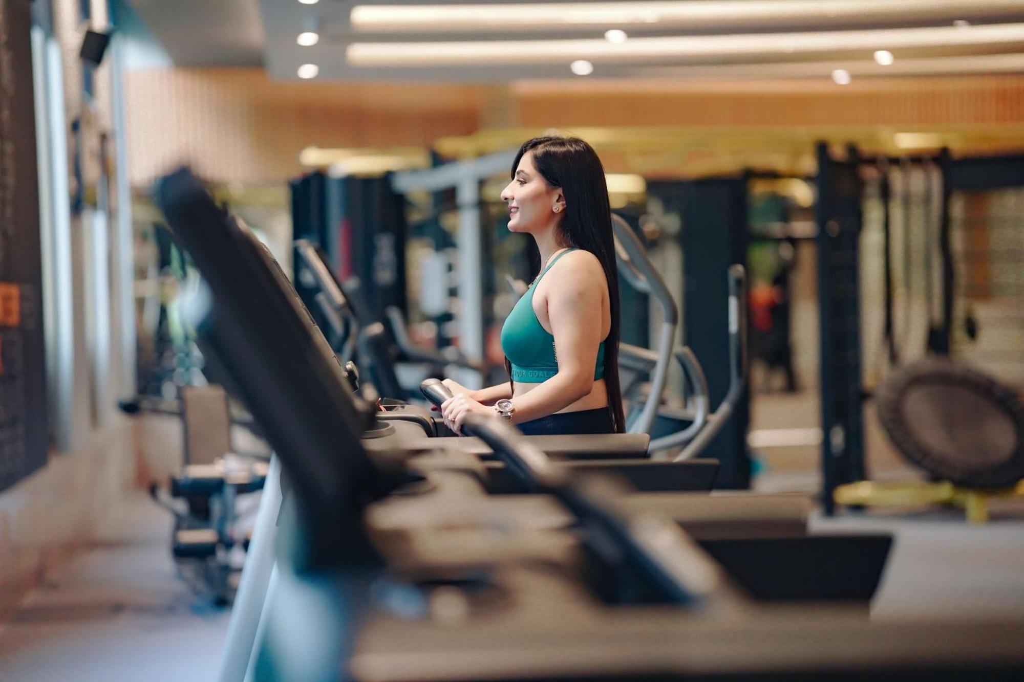 Radisson Blu Hotel Amritsar Bagian luar foto A woman on a treadmill